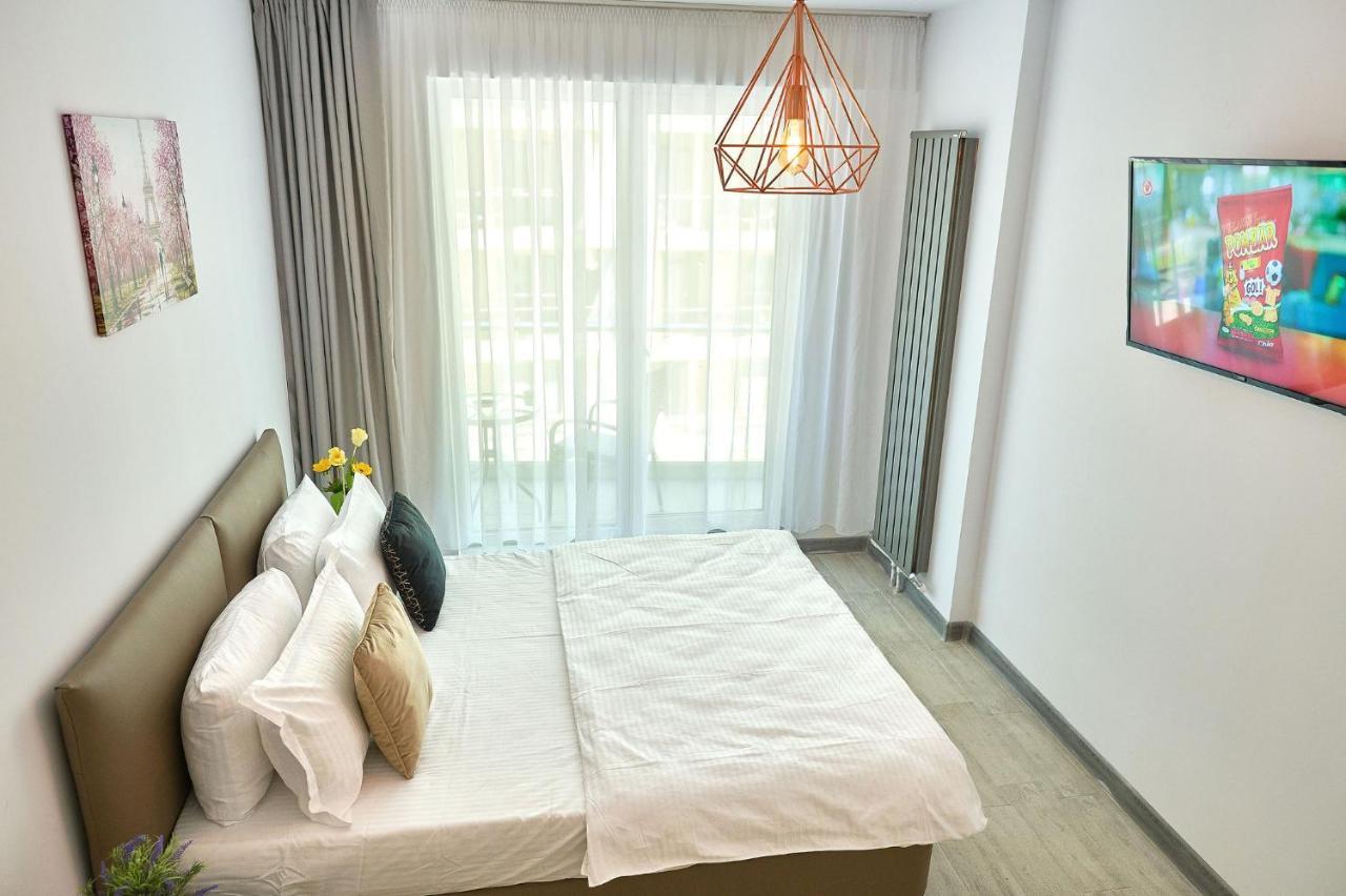 Orange Summer Apartment Spa Pools Beach Resort Mamaia Exterior photo