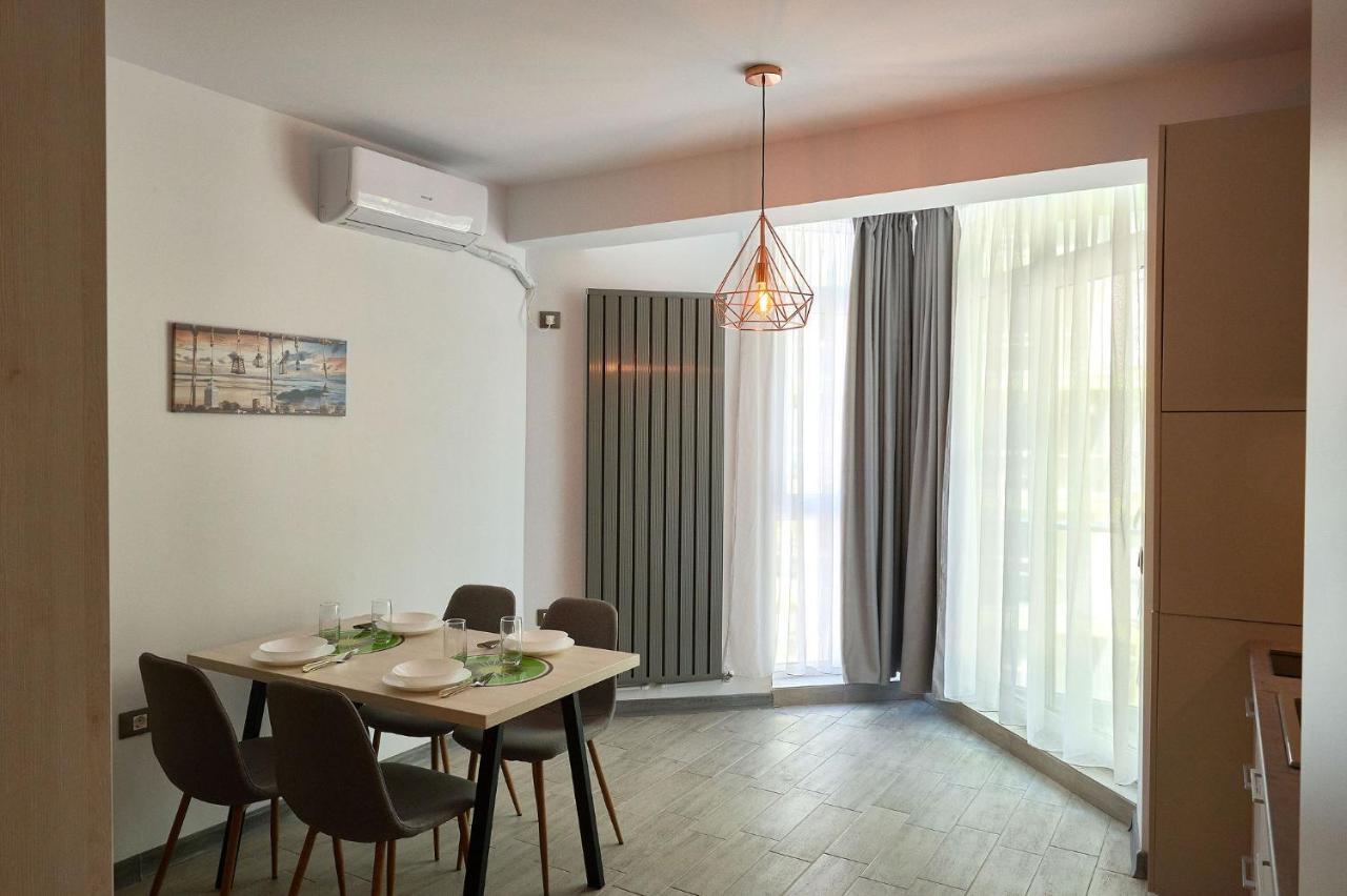 Orange Summer Apartment Spa Pools Beach Resort Mamaia Exterior photo